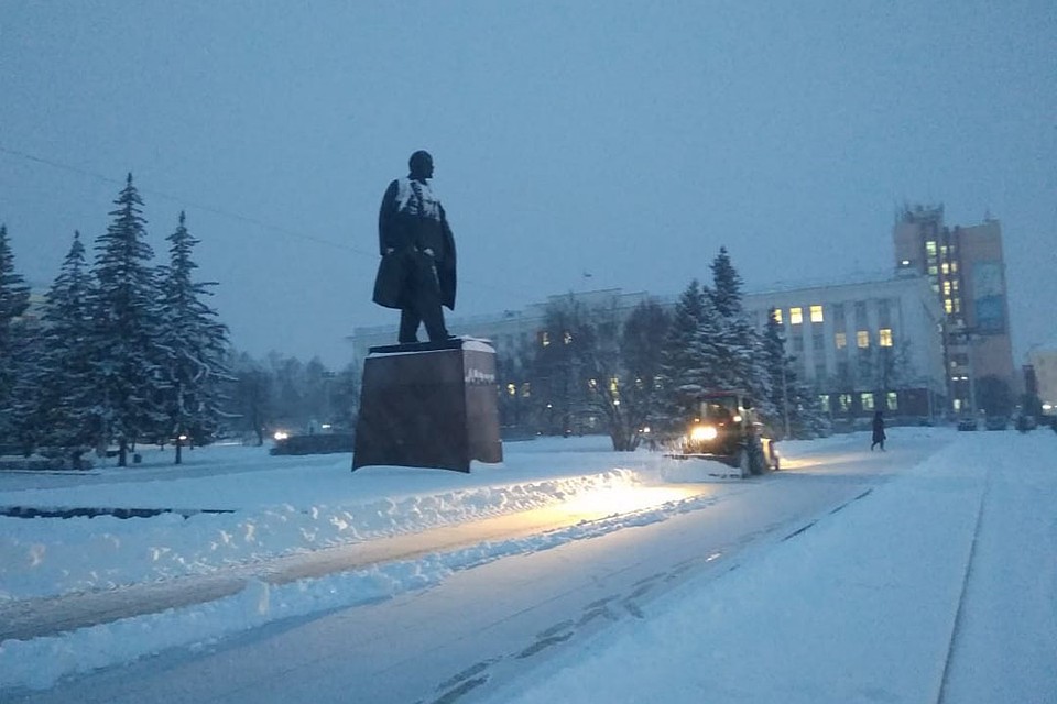 Ночная уборка снега в Барнауле