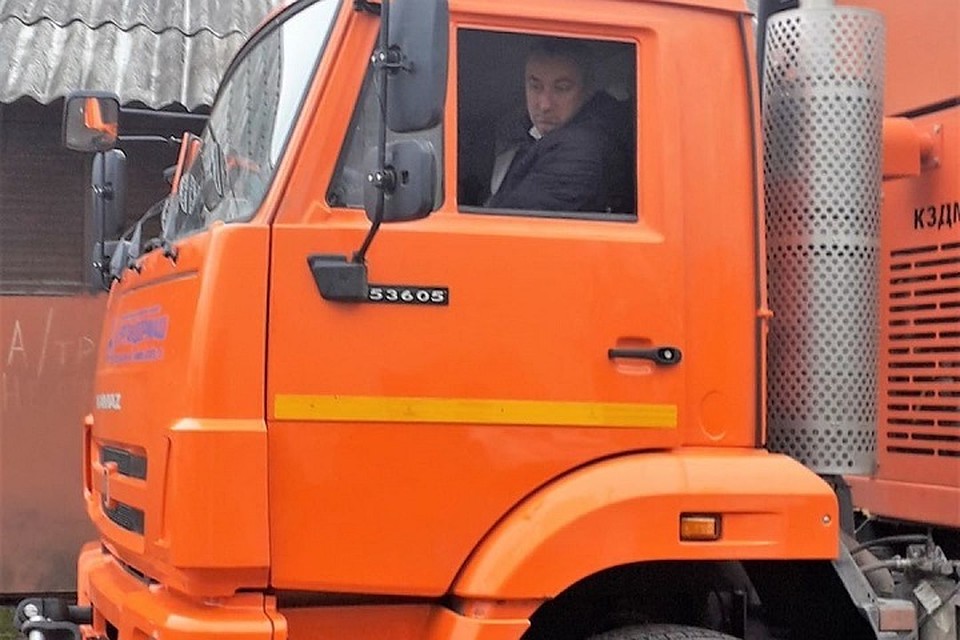 Глава Волховского района лично сел за баранку этого пылесоса. Фото: instagram.com/britsunalexey