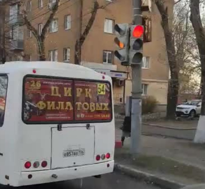За проезд на красный водитель отдаст тысячу рублей.