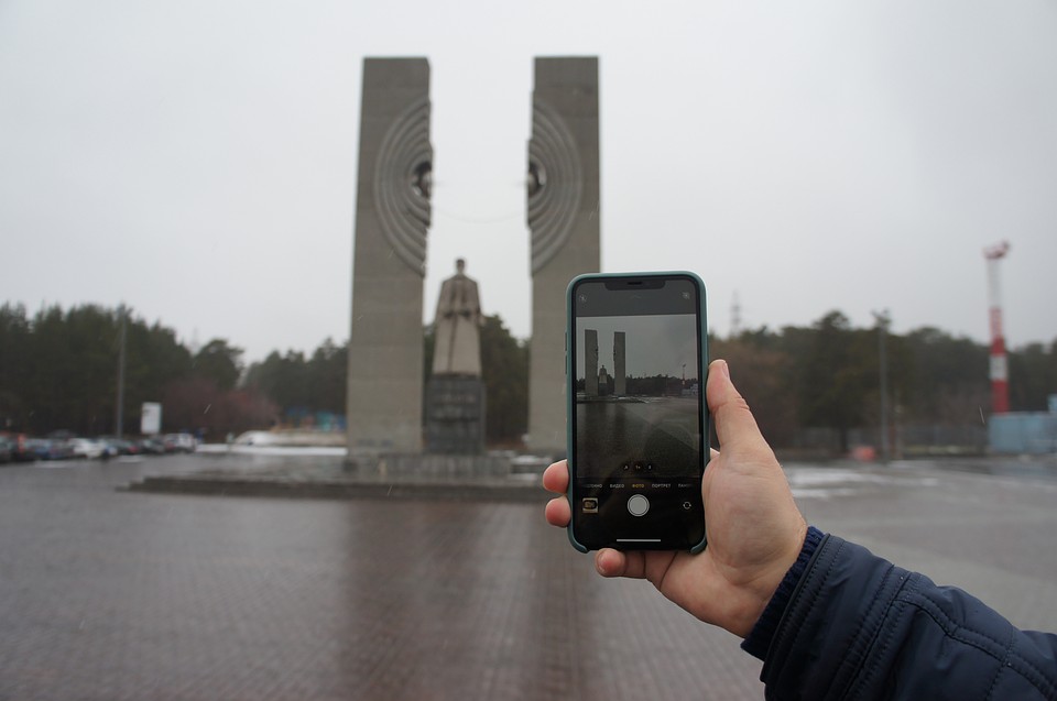 В смартфоне за 100 тыс. руб. проблемы с герметичностью и камерой.