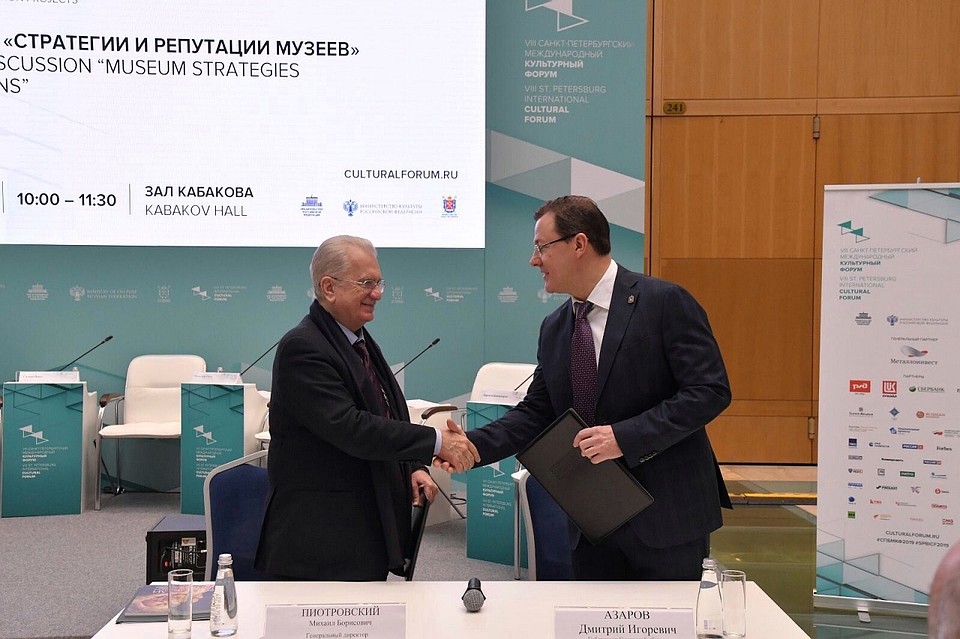 Дмитрий Азаров подписал соглашение с руководством Эрмитажа в Санкт-Петербурге