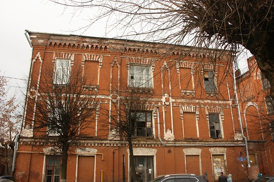 Сгоревшую казарму обследуют специалисты. Фото: администрация Твери
