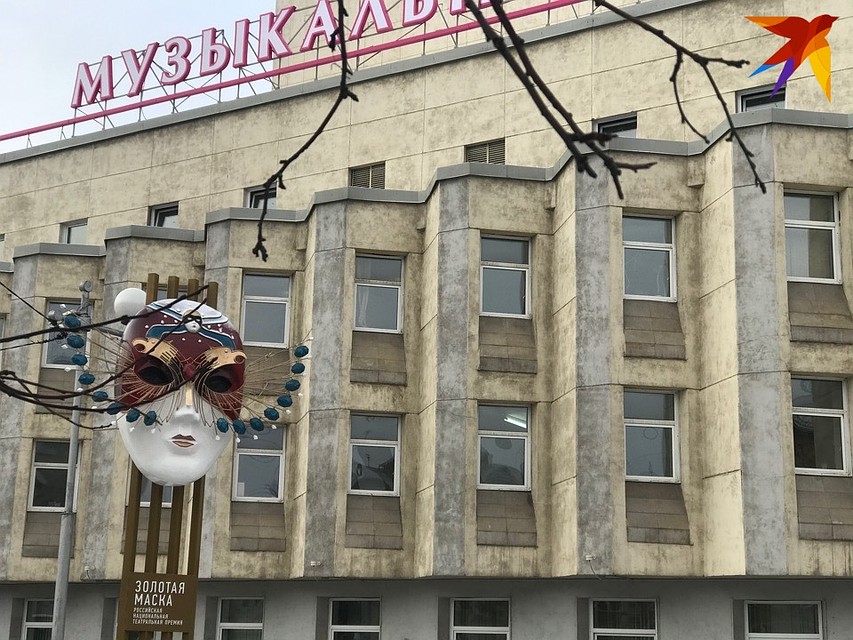 Возле здания музыкального театра в Красноярске установили «Золотую маску».