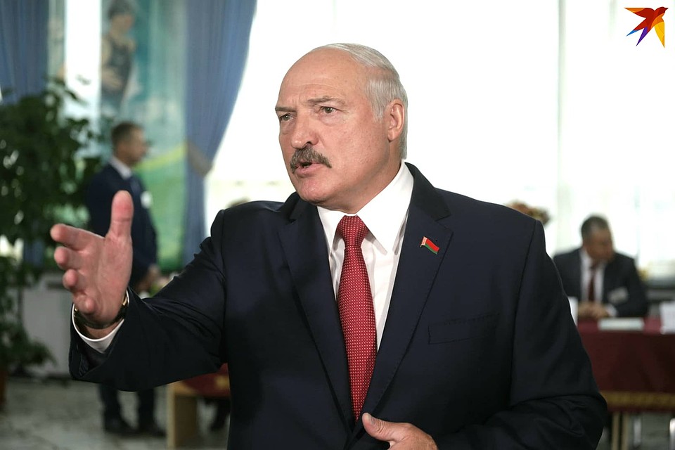 Лукашенко общается с журналистами в день выборов в парламент.