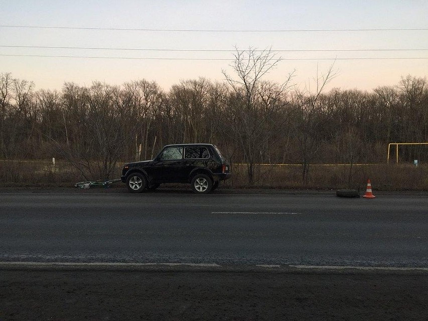 Водитель притер мужчину к обочине и уронил его с велосипеда