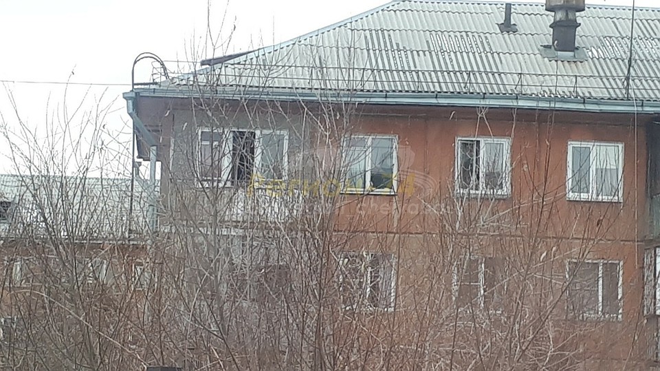 Женщина выпала с балкона последнего этажа. Фото: сообщество "Регион-74".