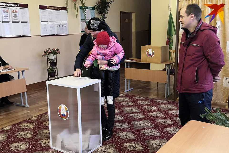 Люди приходят семьями, вместе с детьми. В деревне выборы - это событие.