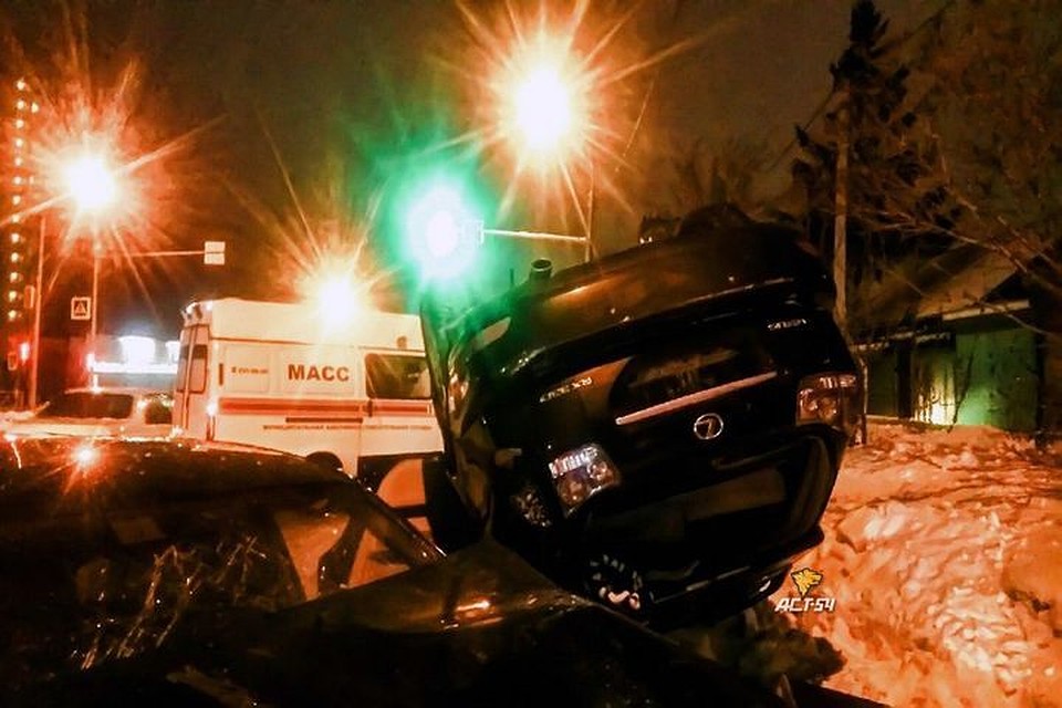После столкновения в Ленинском районе один автомобиль лег на крышу. Фото: «АСТ-54»