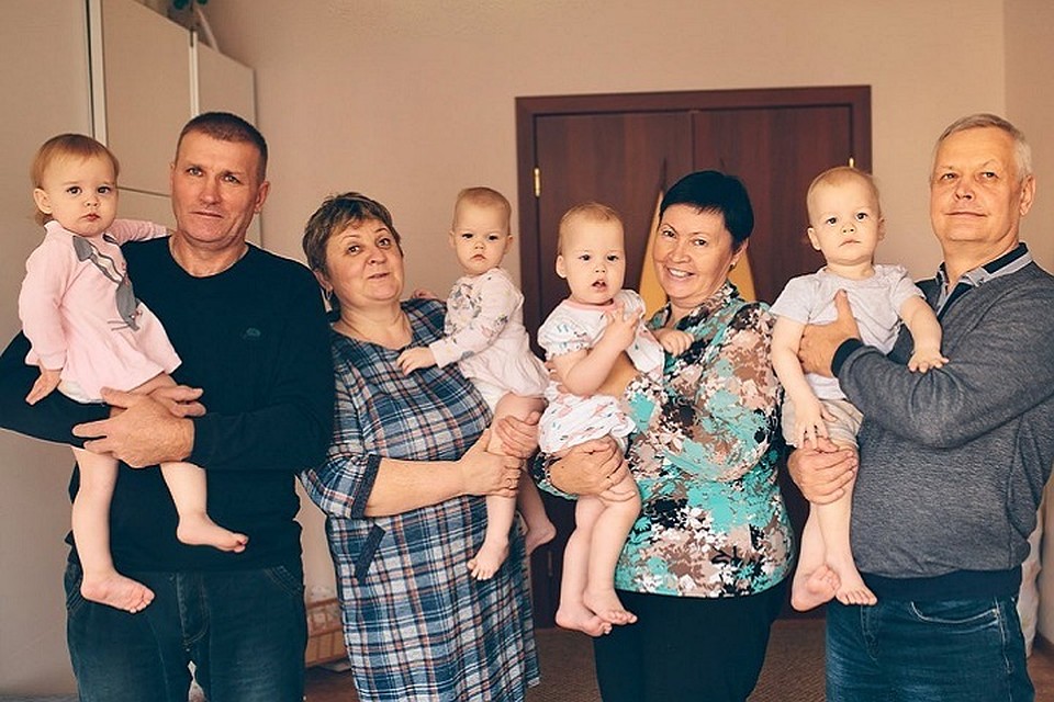 Дети Стекловых на руках бабушек и дедушек. Фото: www.instagram.com/marinka_kvadromama