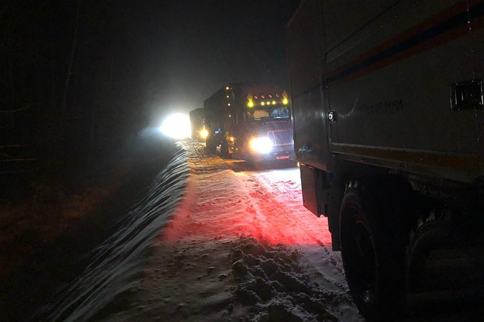 Грузовик и два легковых авто застряли в снегу на трассе в Хабаровском крае