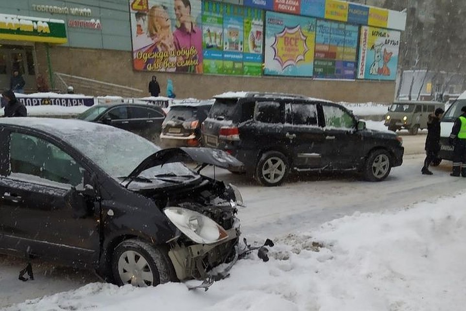 В Новосибирске в ДТП пострадала женщина-пешеход. Фото: «Инцидент. Новосибирск»