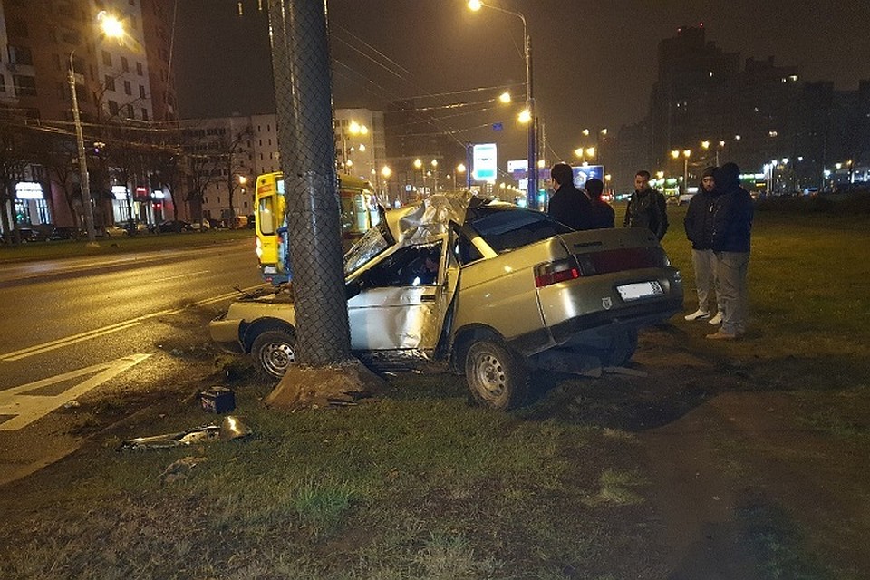 На Ленинском проспекте "десятку" намотало на столб. Фото: vk.com/spb_today