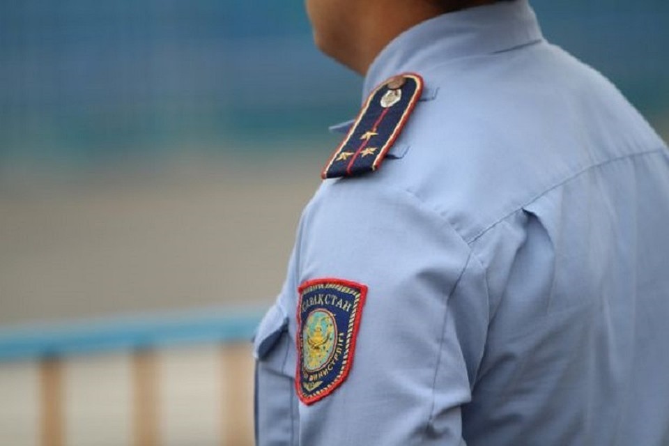 По мнению Айболата Букенова, генерал полиции как минимум совершил самоуправство, а может быть даже грабеж, отобрав чужой смартфон.