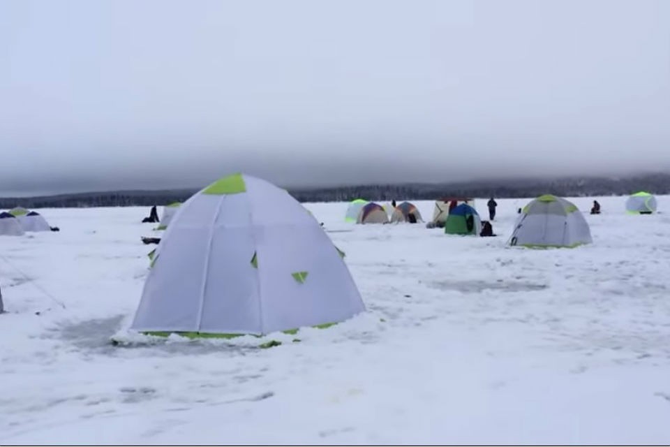 На Имандре появился палаточный городок - здесь собрались любители корюшки. Фото: скриншот видео