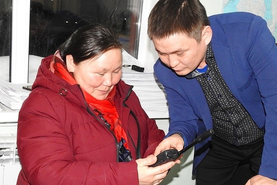 Тазовским тундровикам раздают спутниковые телефоны Фото: администрация Тазовского района
