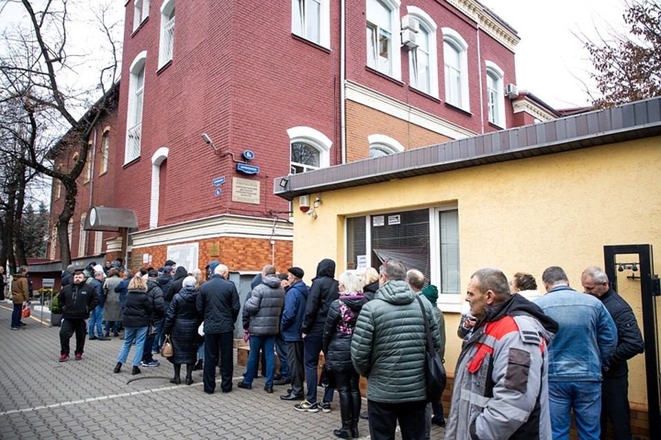 За справкой нарколога выстроились огромные очереди.