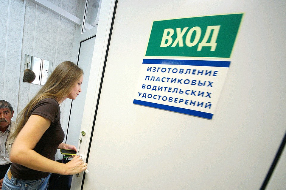 Автолюбители, которым светит обменять права в ближайшее время,стараются успеть пройти медосмотры по старым правилам.