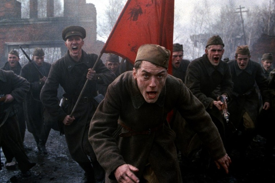 «Молодой Папа» Джуд Лоу рвался к успеху в том числе через образ советского снайпера Василия Зайцева. Фото: Кадр из фильма