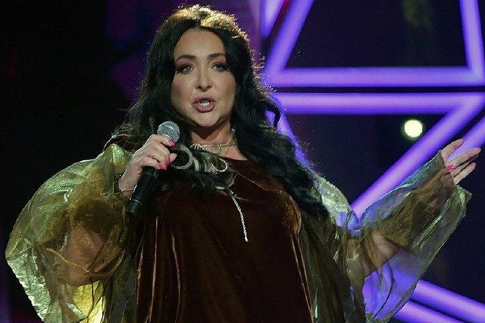 Скандал с разводом 56-летней певицы набирает обороты