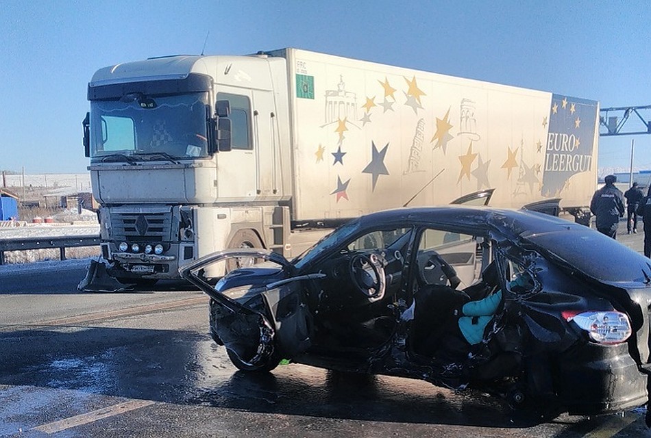 В страшной аварии погибла будущая мама, она была на последних сроках беременности. Фото: отдел пропаганды ГИБДД по Свердловской области
