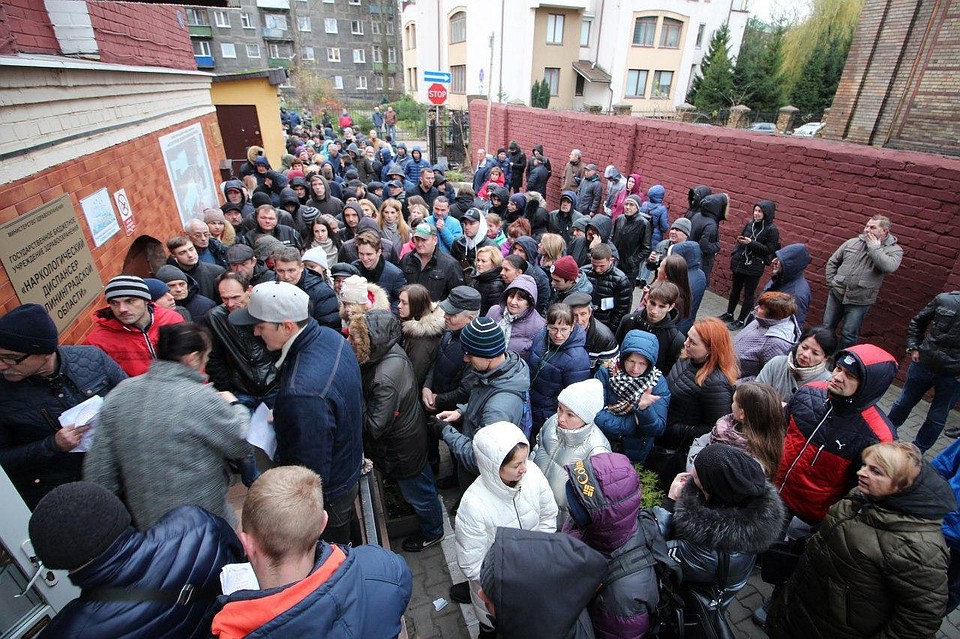 В четверг у диспансера публика начала кучковаться еще до 8 утра.