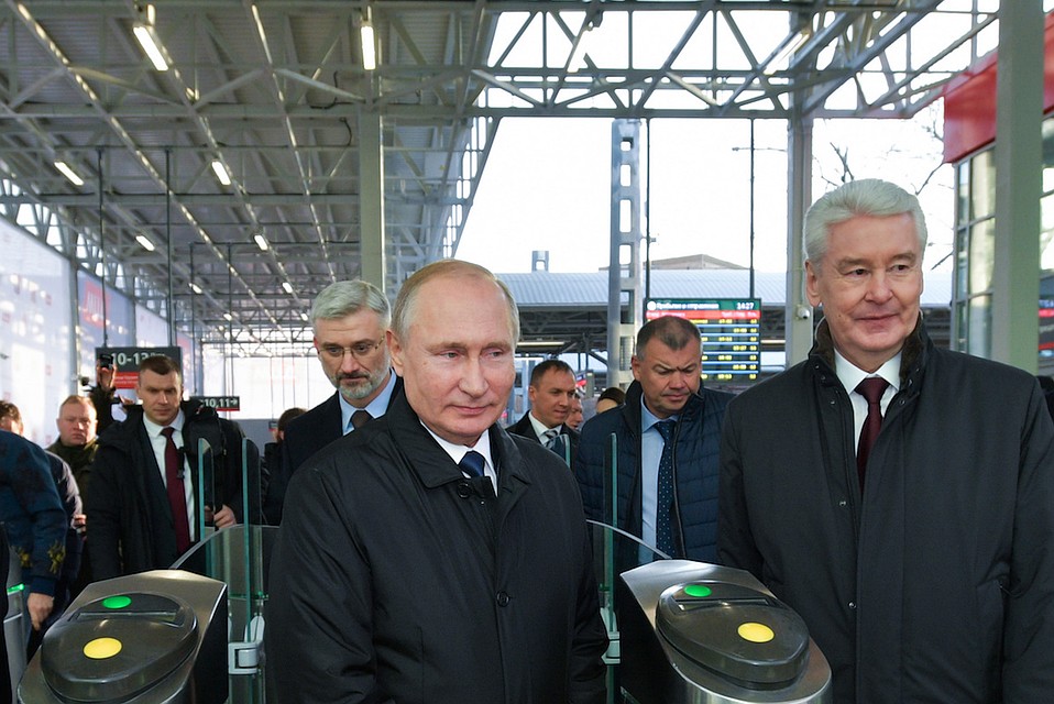 Владимир Путин и Сергей Собянин прошли через турникеты на Белорусском вокзале после запуска движения по первым двум маршрутам МЦД. Фото: Алексей Дружинин/ТАСС.