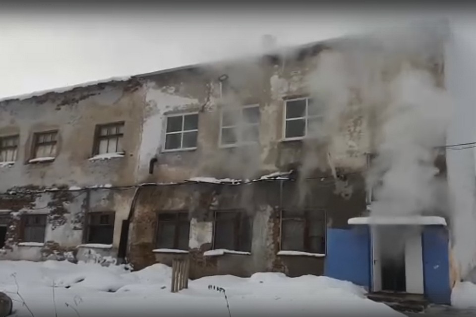 На теплосетях в поселке меняли прокладку, поэтому электроснабжение пришлось на некоторое время отключить. Фото: Валентина Голумбиевская