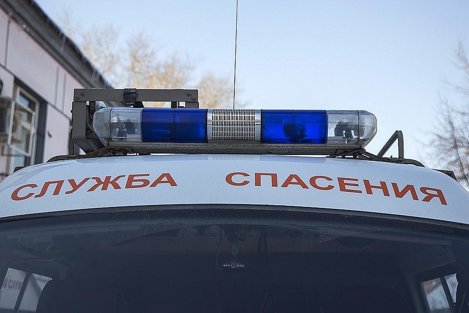 Спасатели помогли девушке достать руку.