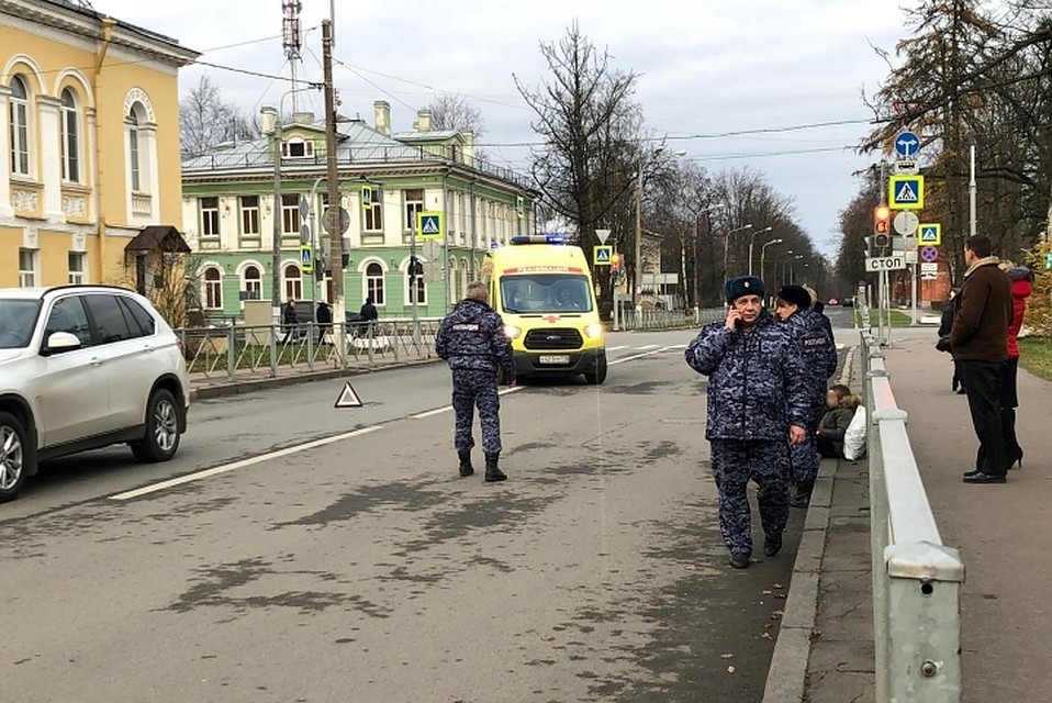 Росгвардейцы тут же оказали мальчику первую помощь. Фото: пресс-служба УВО ВНГ РФ по Петербургу и Ленобласти