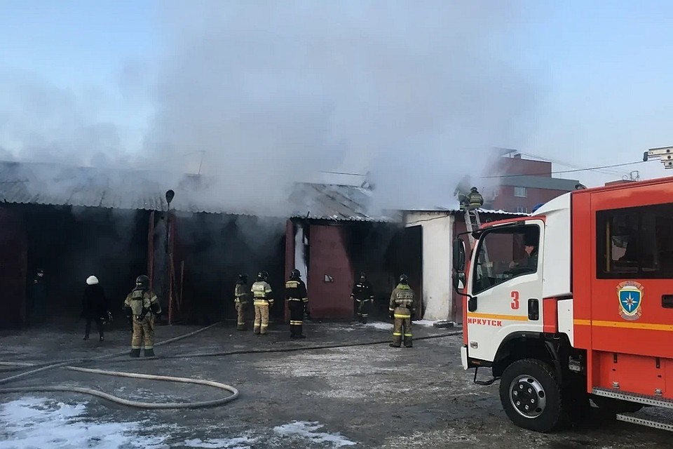Загорелся гаражный бокс утром 22 ноября на Горной в Иркутске