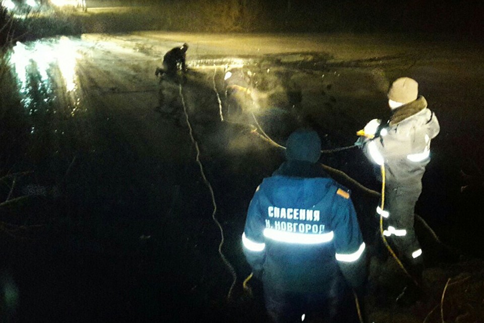 В Нижнем Новгороде достали из пруда легковушку с трупом внутри.