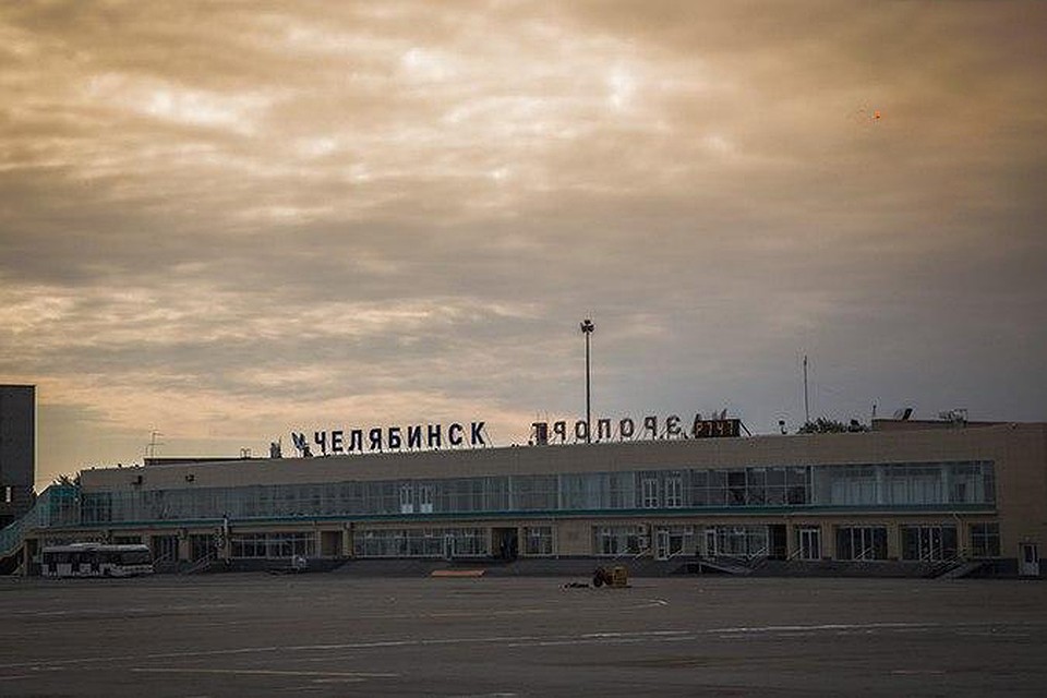 В аэропорту Челябинска полиция у трапа встречала пассажирку рейса из Москвы.