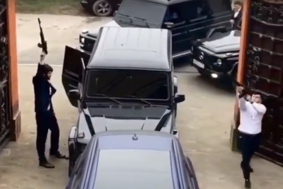 Мужчины открыли пальбу во дворе особняка
