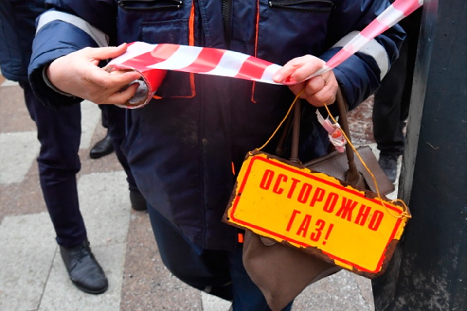 В гимназии № 70 в Петроградском районе были сорваны из-за сильного запаха газа.