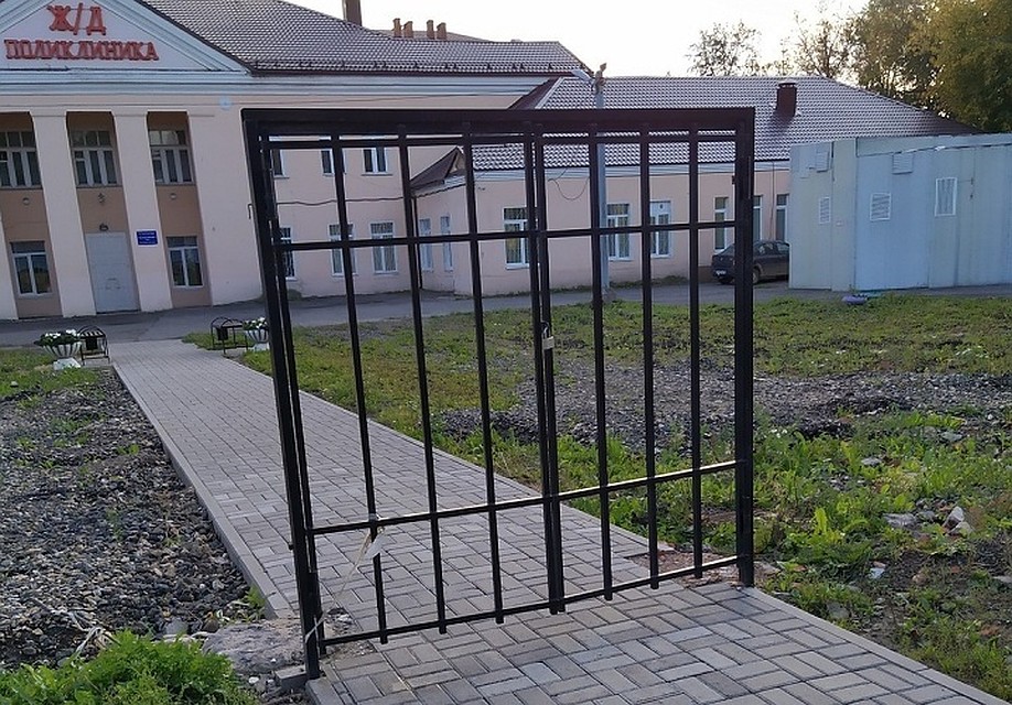 Как и положено, ворота в поликлинику на ночь запираются тяжелым замком. Фото: группа Город Че "ВКонтакте"