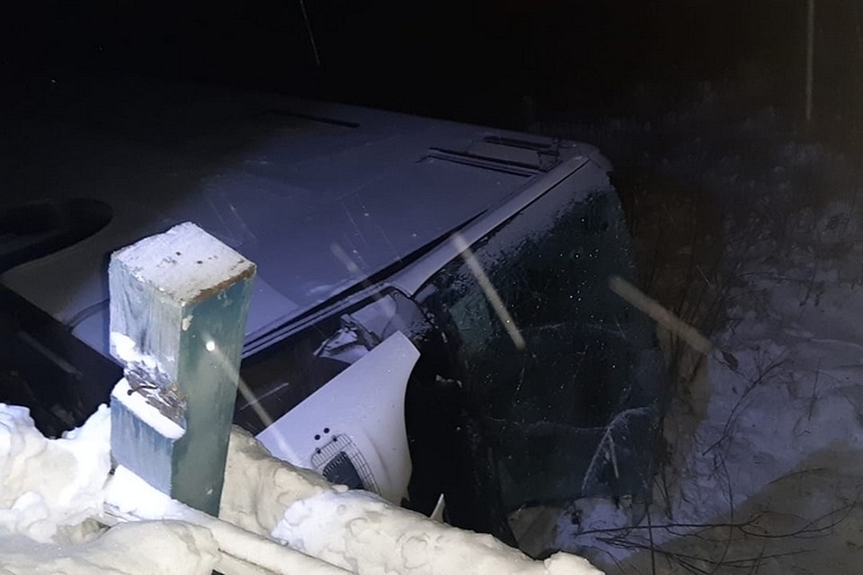 В Красноярском крае автобус с вахтовиками упал в реку. Фото: пресс-служба полиции