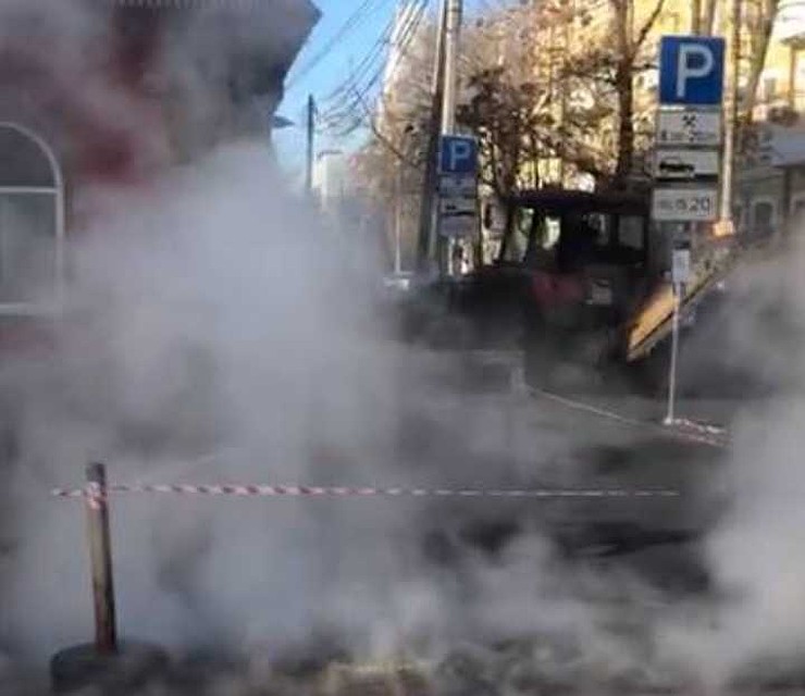 Улицу заволокло паром:Фото: городская администрация