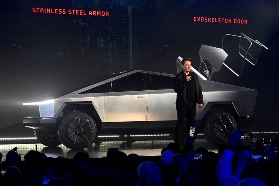 Илон Маск представил бронированный пикап от Tesla