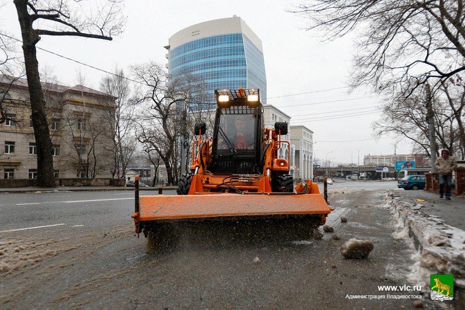 Сейчас в городе повторно обрабатывают дороги и убирают снежную шугу. Фото: администрация Владивостока
