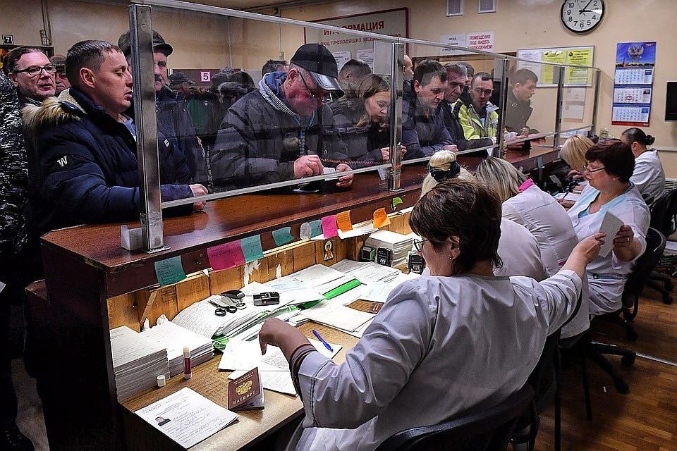 Чтобы успеть сдать на права до новых цен на медицинскую комиссию, россияне выстроились в огромные очереди.