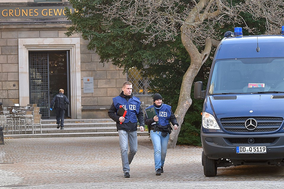 Bоришки влезли через окно в музей, который в свое время хвалился, что мимо охраны мышь не проскочит.