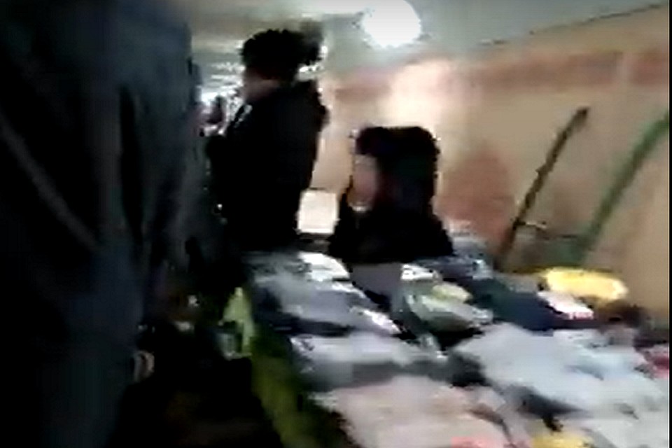 В Facebook опубликовали видео, на котором зафиксирована стихийная торговля в подземном переходе на барахолке.