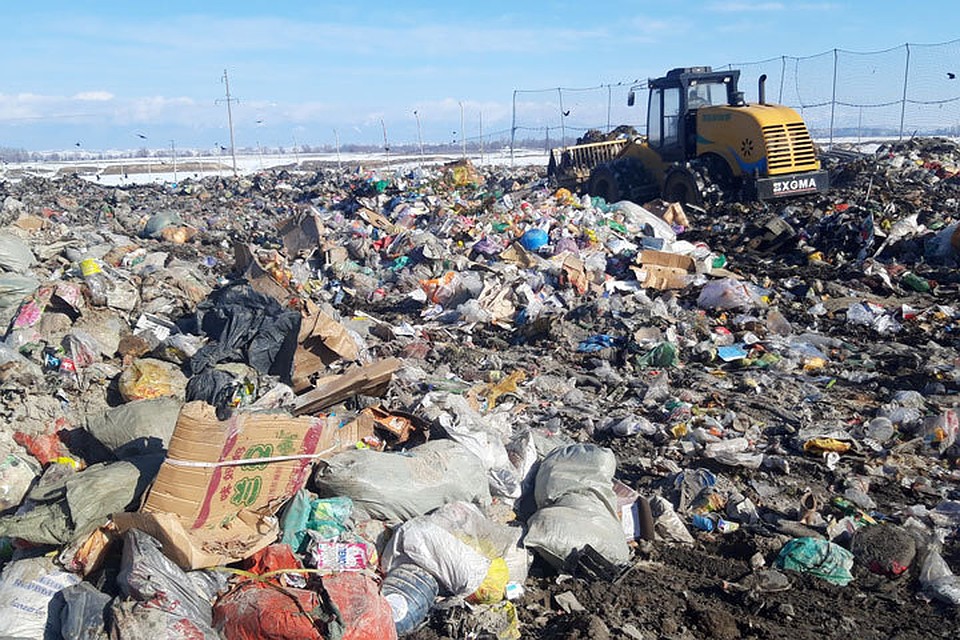 Ежедневно из Каракола на мусорный полигон вывозят более 500 кубов твердых бытовых отходов.
