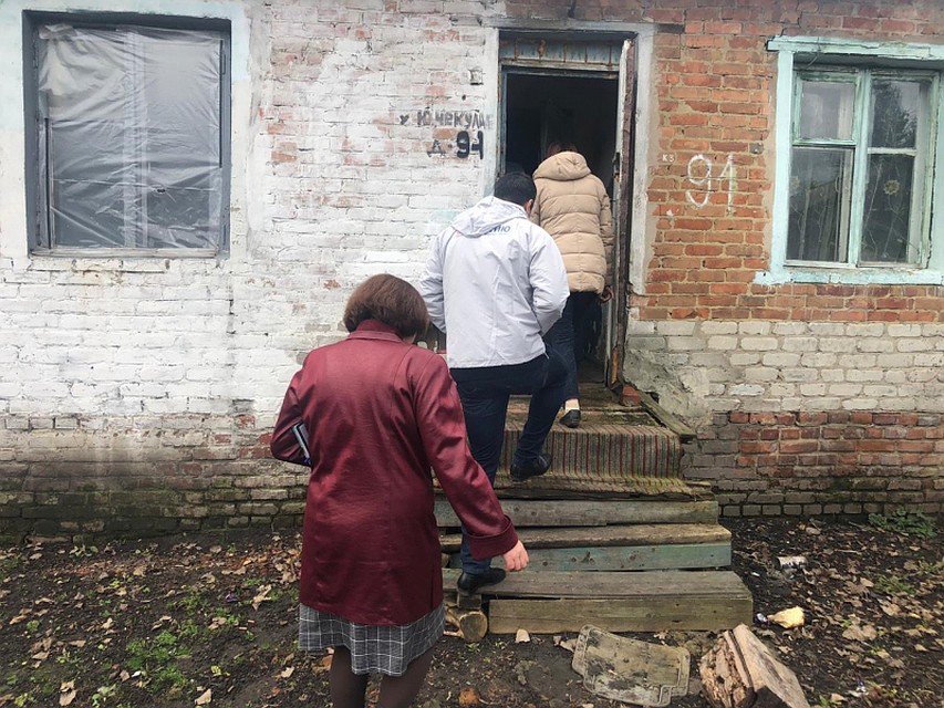 В аварийное строение заходить страшно, не то что там жить
