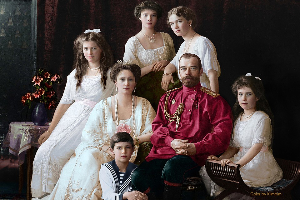 Известное фото царской семьи, где Николай II, как многие считают, сидит в гимнастерке цвета хаки. На самом деле это шелковая рубаха малинового цвета. Это элемент униформы 4-го стрелкового Императорской фамилии полка. Идентифицировать элементы униформы фотоколористу Ольге Ширниной помогает историк Андрей Малов-Гра, который знает абсолютно все про галуны, выпушки, просветы, лядунки и т. д. (княжны - на фото слева направо: Мария, Татьяна, Ольга, Анастасия). Фото: Ирина ШИРНИНА