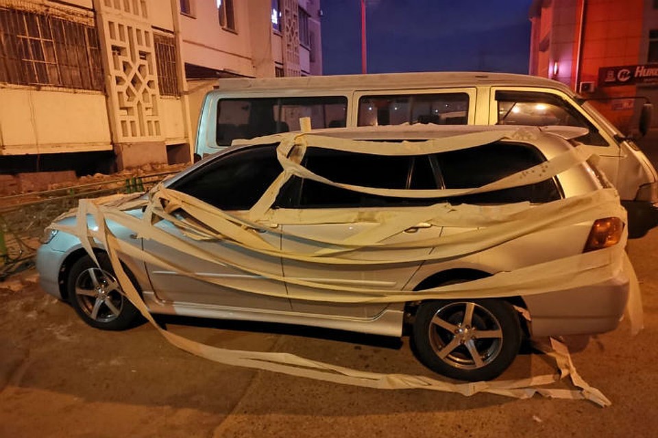В Улан-Удэ машина, обмотанная туалетной бумагой, развеселила пользователей сети. Фото: паблика "Аноним 03".