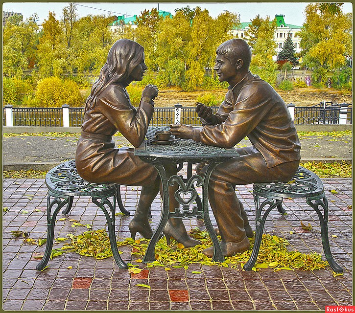 У скульптуры отломали часть стола.