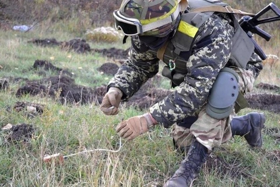 Украинские военные заминировали дорогу вблизи участка разведения сил «Петровское – Богдановка». Фото: novorosinform.org