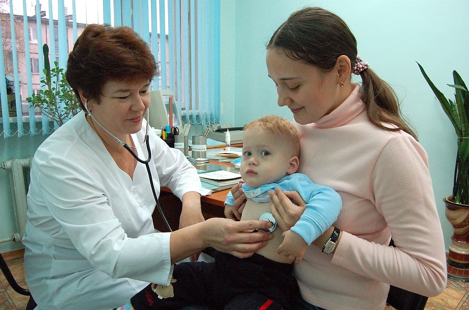 Педиатры предупреждают: нельзя заниматься самолечением! Заболели - сразу к врачу.