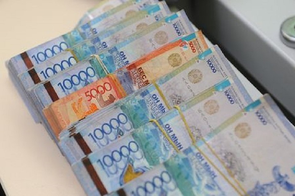 Деньги вывели на счет подставной компании и благополучно обналичили.